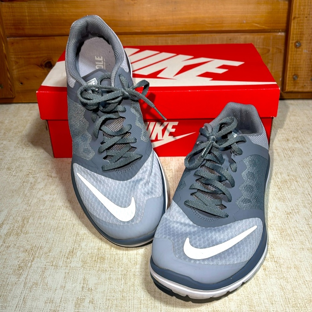 "Nike"  Mens FS Lite Run 3 (SIze 8.5) - Gray & White
